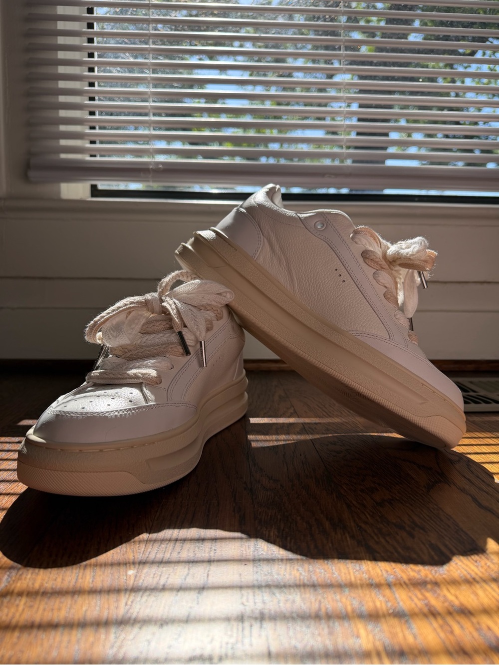 Minimalist White Leather Men’s Sneakers
